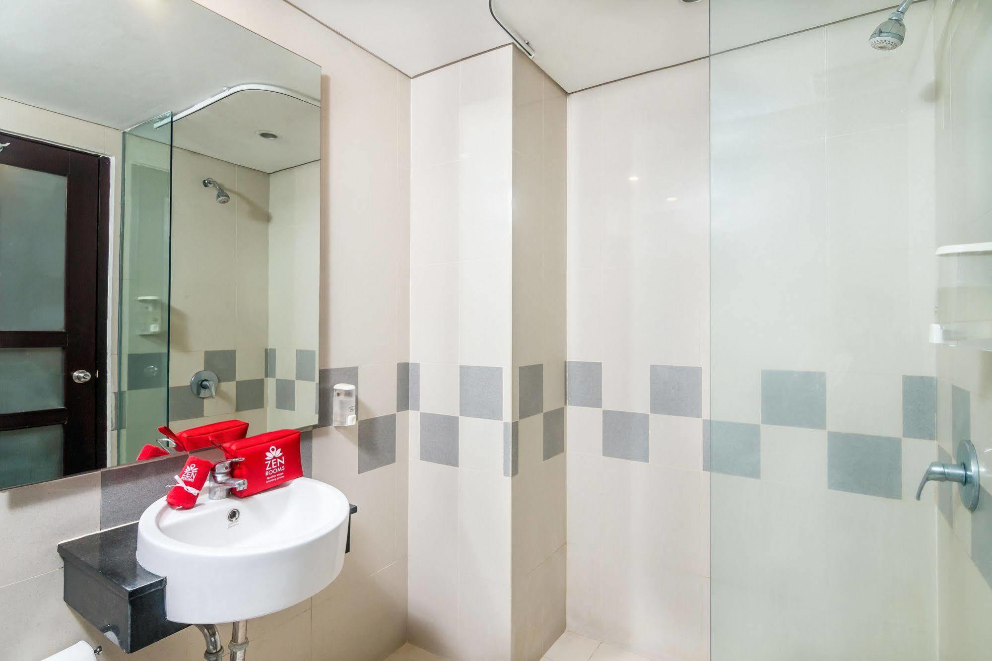 Zen Rooms Kuta Beach Poppies Lane Bagian luar foto
