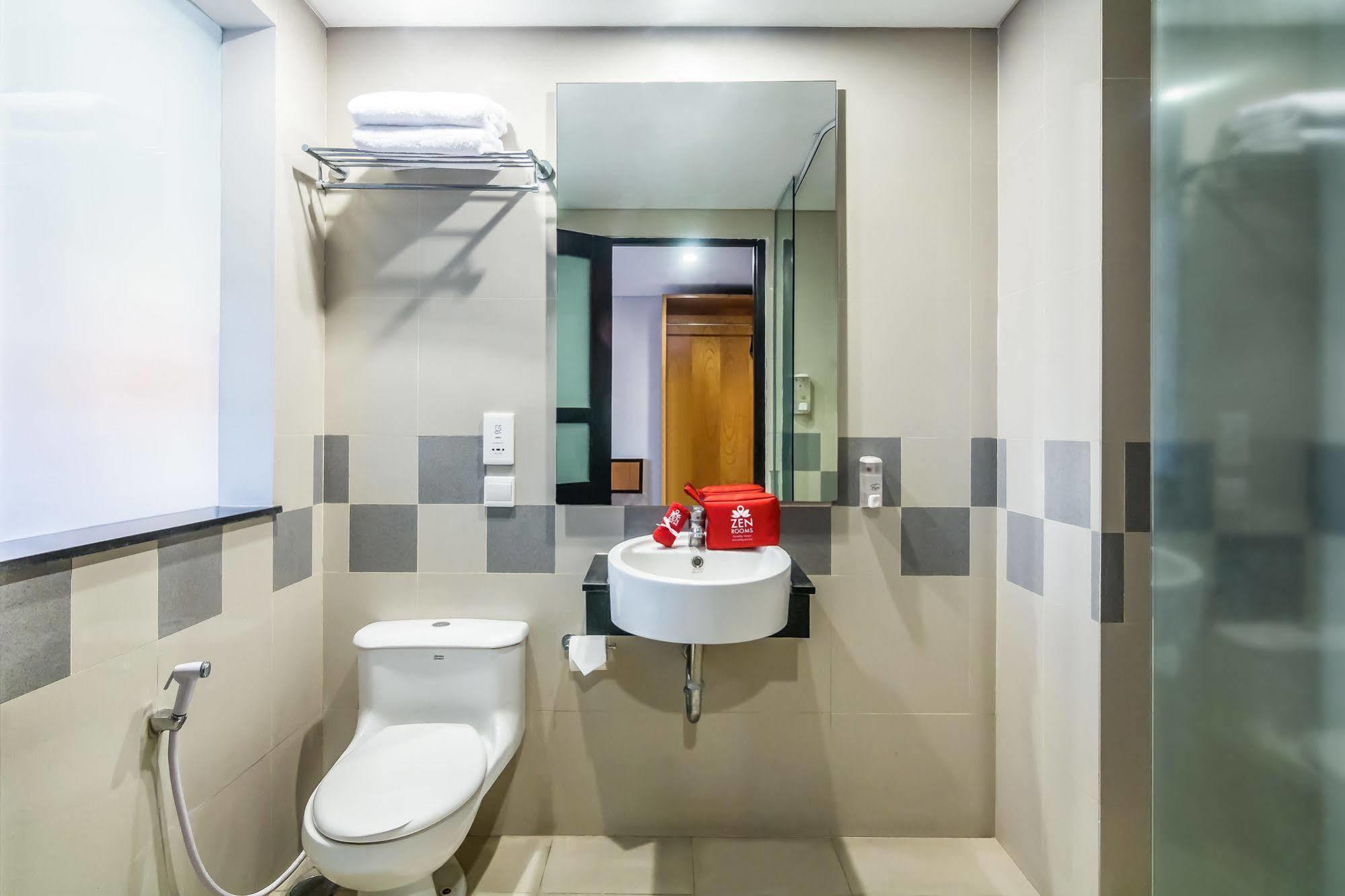 Zen Rooms Kuta Beach Poppies Lane Bagian luar foto